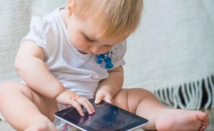 Работа с сенсорным экраном сокращает сон ребёнка